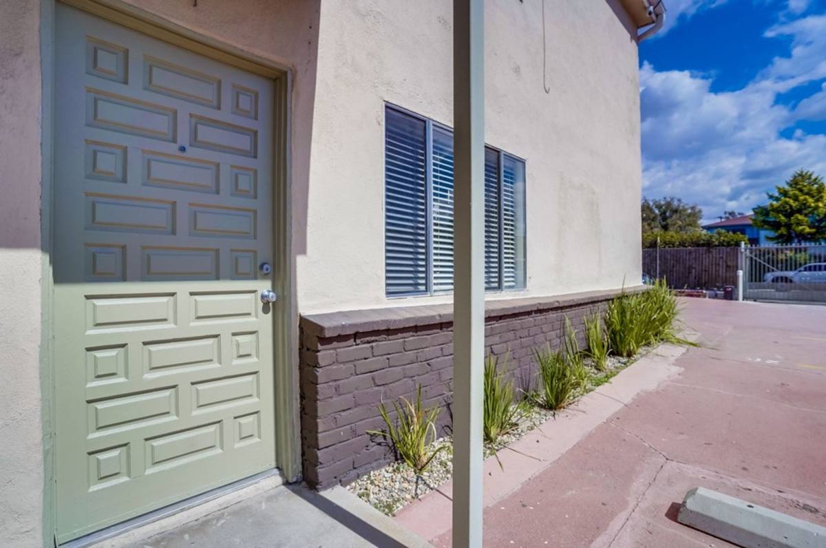Apartment for rent at 2425 S Ridgeley Dr #1, Los Angeles, CA 90016