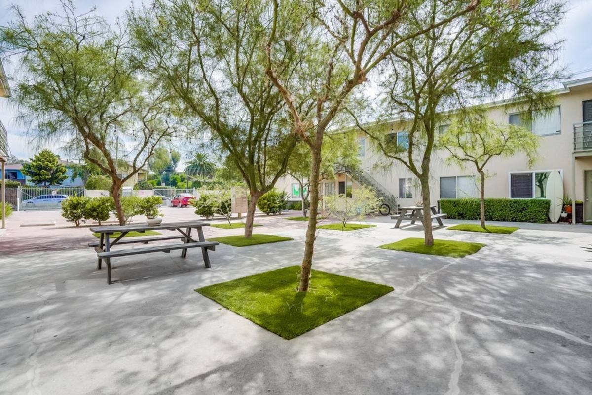 Apartment for rent at 2425 S Ridgeley Dr #1, Los Angeles, CA 90016