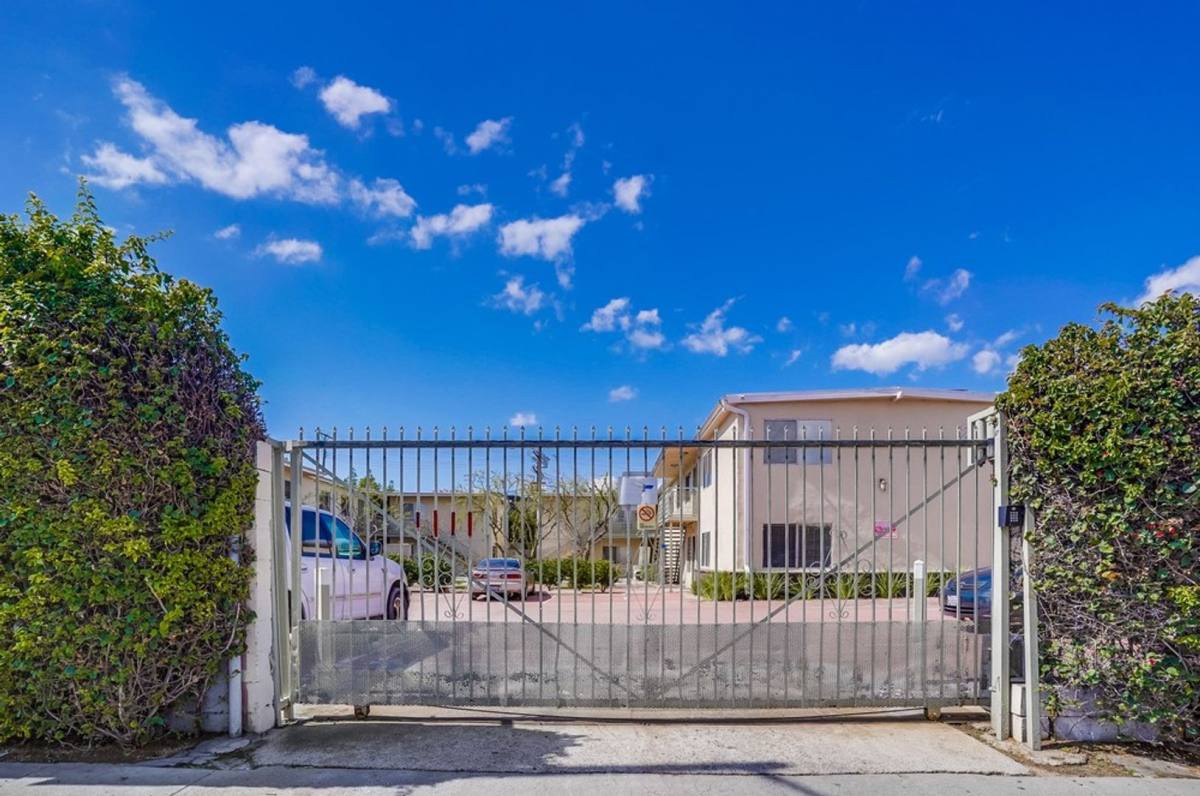 Apartment for rent at 2425 S Ridgeley Dr #1, Los Angeles, CA 90016