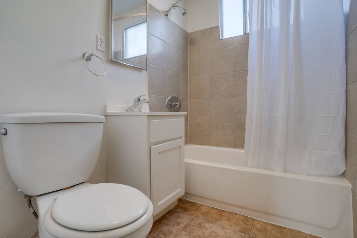 Apartment for rent at 2425 S Ridgeley Dr #1, Los Angeles, CA 90016