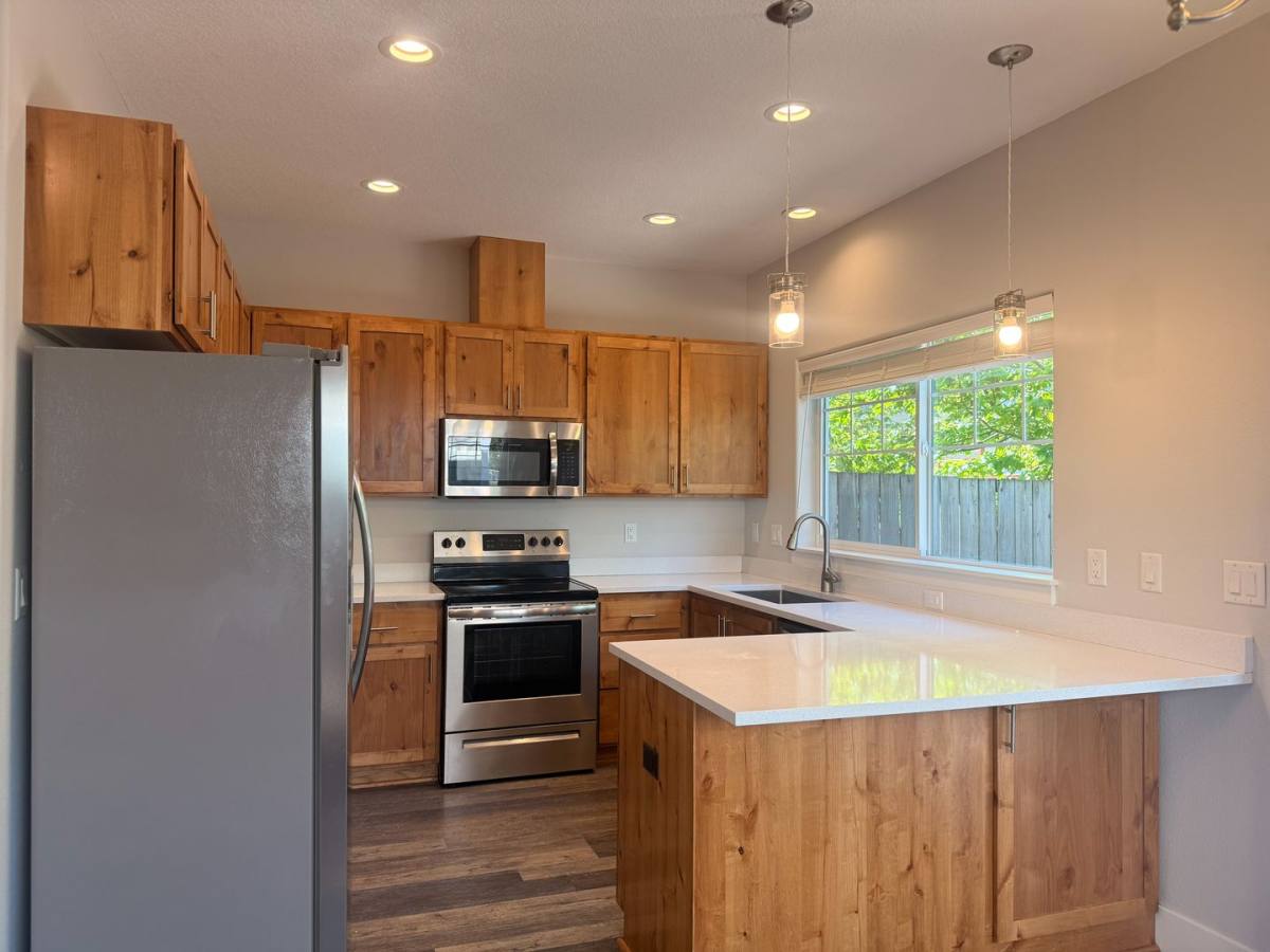 Apartment for rent at 5711-5713 Honey Bee St S, Salem, OR 97306