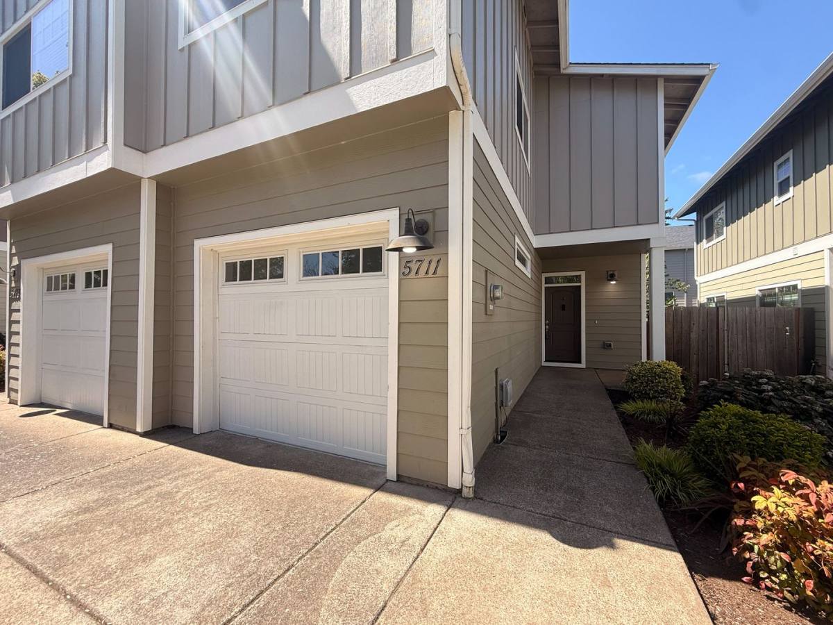Apartment for rent at 5711-5713 Honey Bee St S, Salem, OR 97306