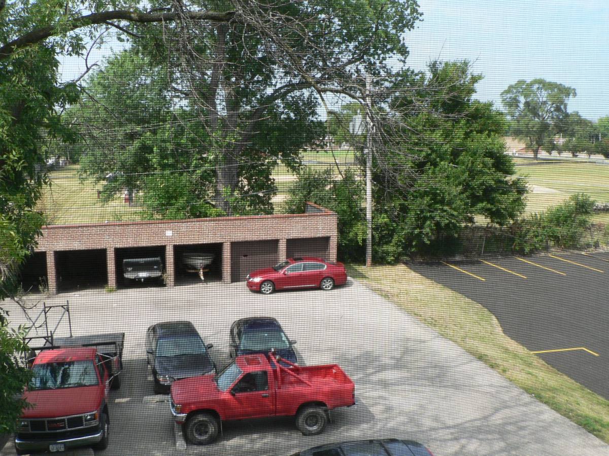 Apartment for rent at 2020 Washington St, Waukegan, IL 60085