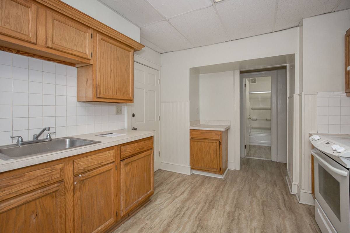 Apartment for rent at 4913 E, Cleveland, OH 44125