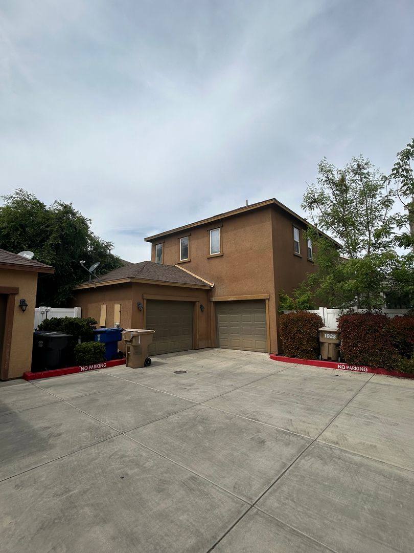 House for rent at 1925 Holt Rinehart Ave, Bakersfield, CA 93311
