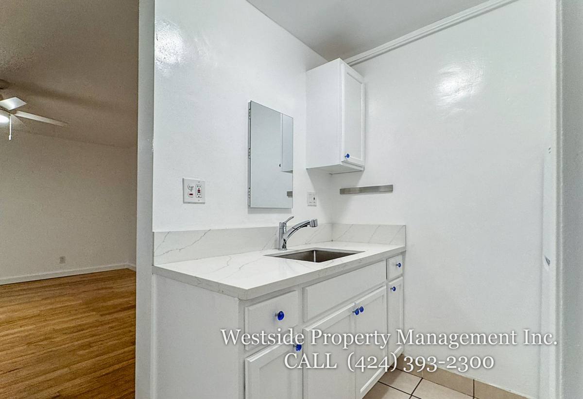 Apartment for rent at 416 Rose Ave #4, Venice, CA 90291
