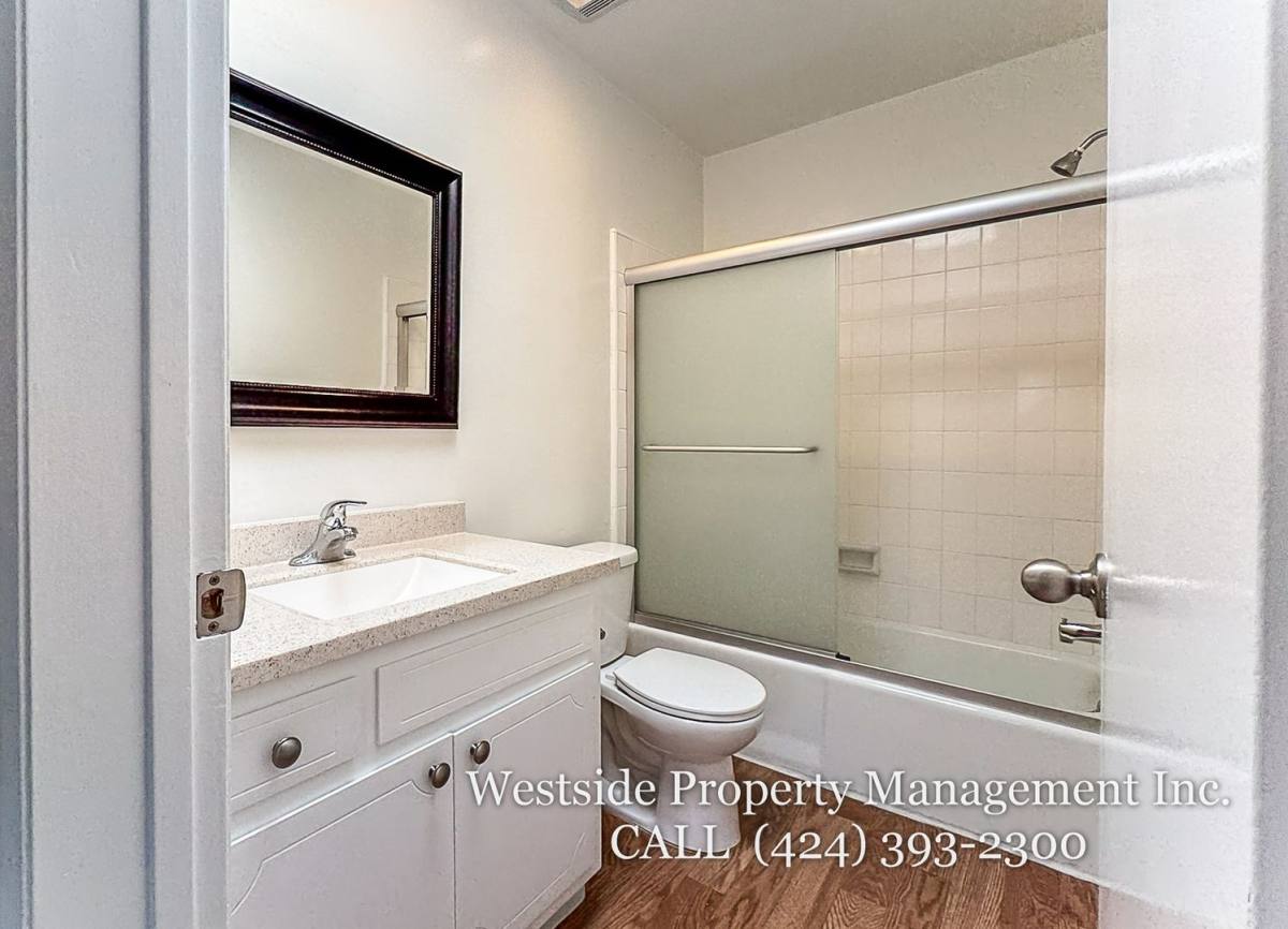 Apartment for rent at 507 California Ave #204, Santa Monica, CA 90403