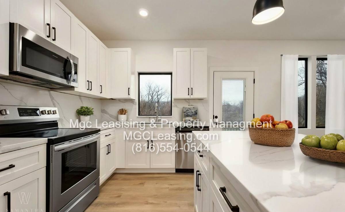 Townhouse for rent at 6500-6502 Marsh Ave, Kansas City, MO 64133