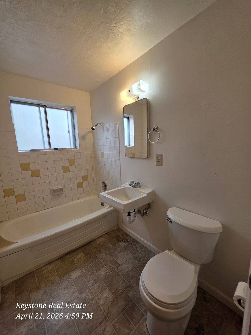 Apartment for rent at 2785 Oak St, Eugene, OR 97405