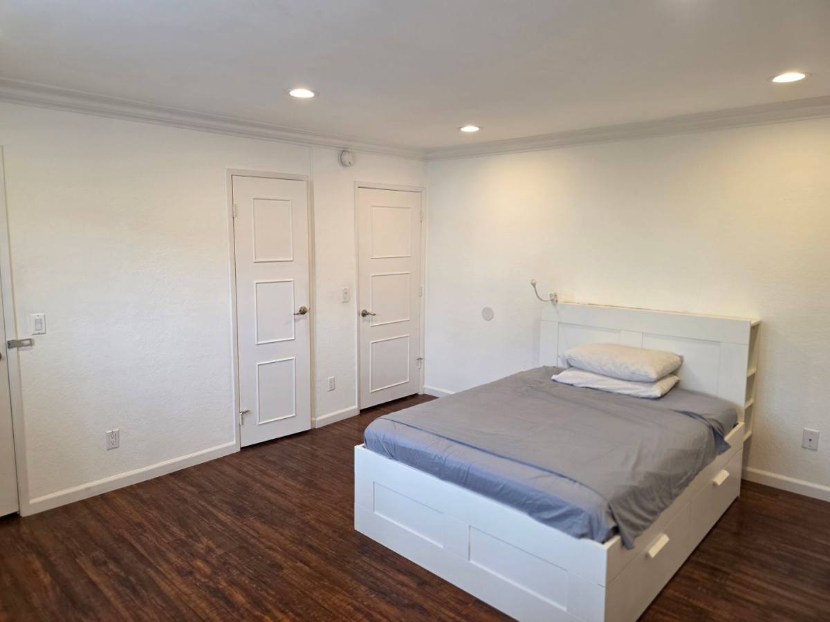 Apartment for rent at 1351 N Orange Dr, Los Angeles, CA 90028