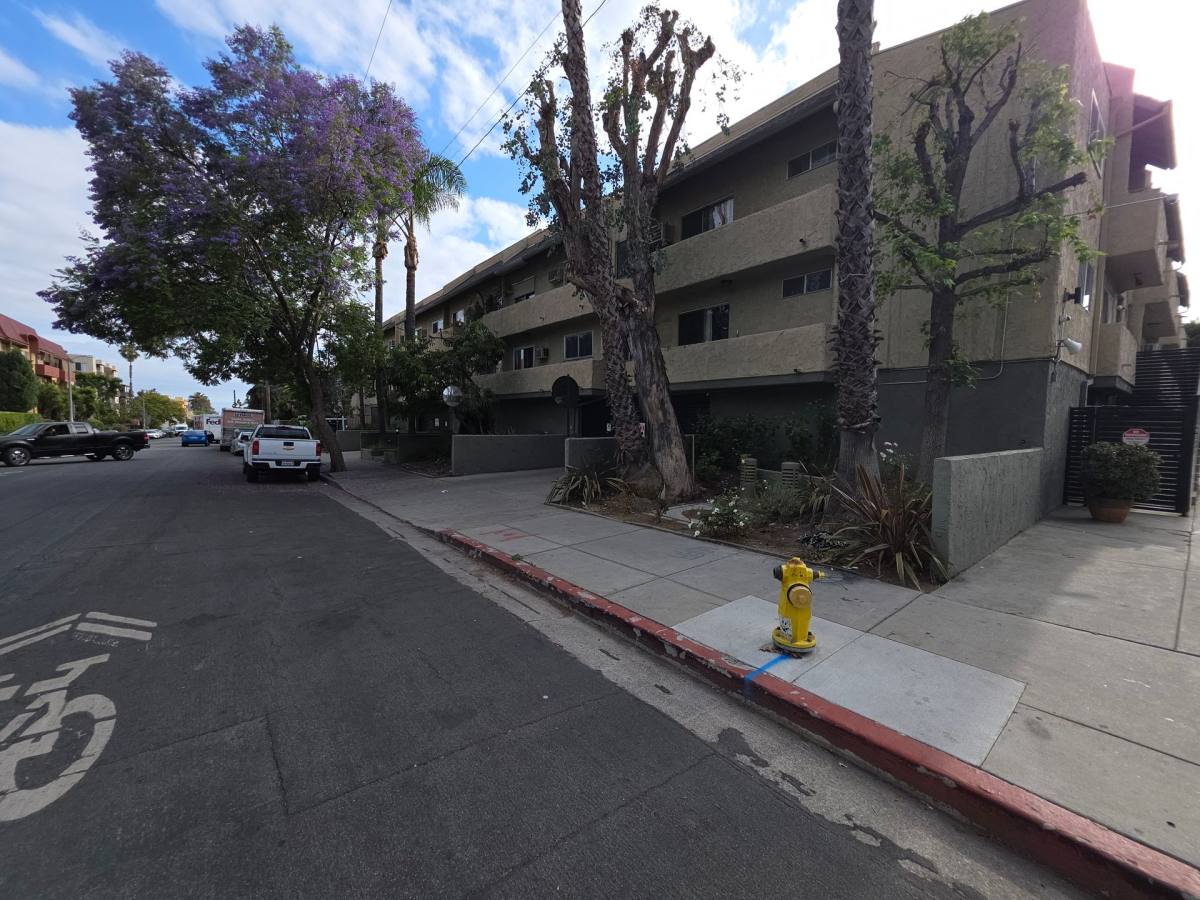 Apartment for rent at 1351 N Orange Dr, Los Angeles, CA 90028