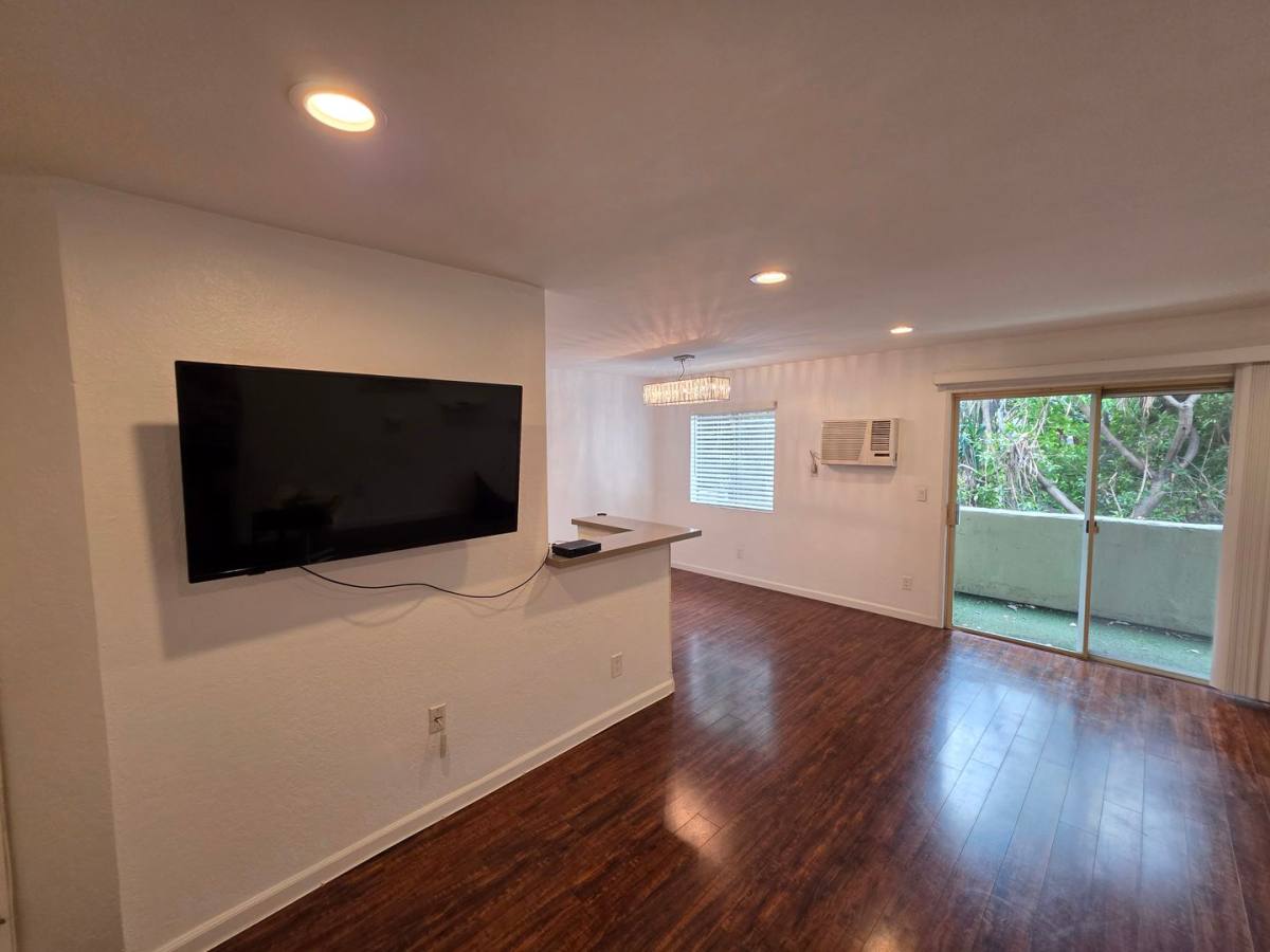 Apartment for rent at 1351 N Orange Dr, Los Angeles, CA 90028