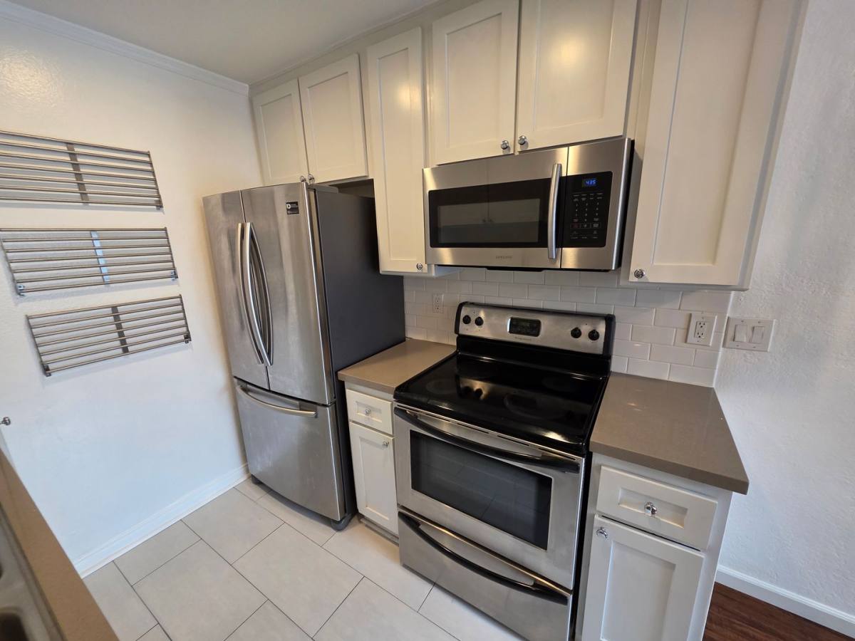 Apartment for rent at 1351 N Orange Dr, Los Angeles, CA 90028