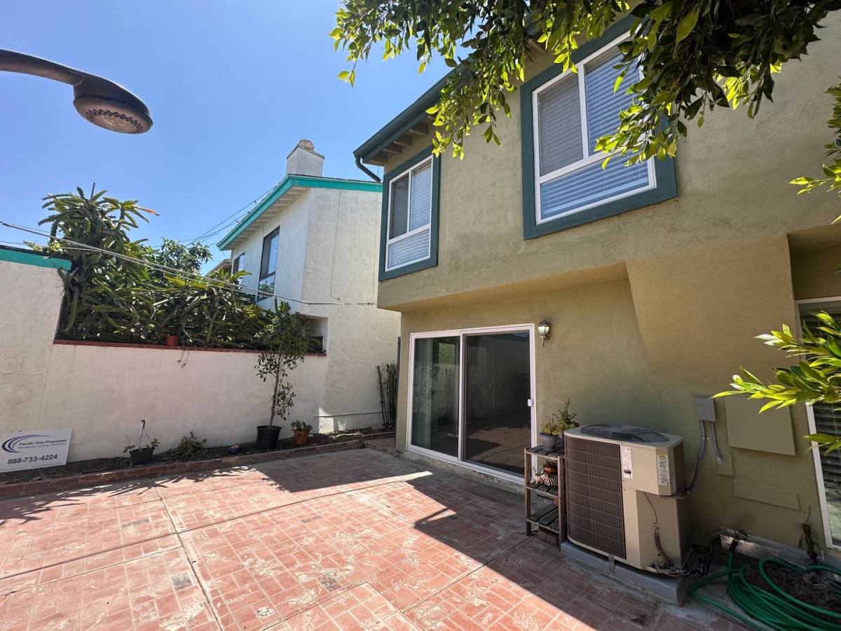 House for rent at 220 21st St, Huntington Beach, CA 92648