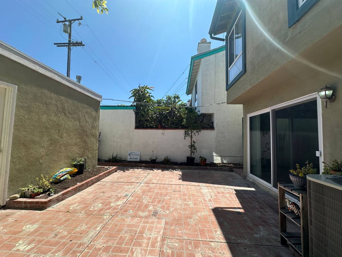 House for rent at 220 21st St, Huntington Beach, CA 92648