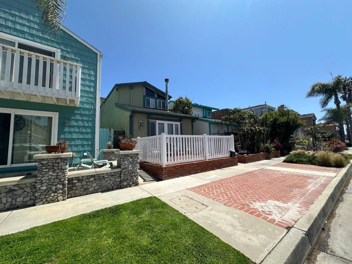 House for rent at 220 21st St, Huntington Beach, CA 92648