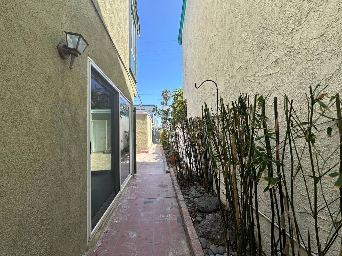 House for rent at 220 21st St, Huntington Beach, CA 92648