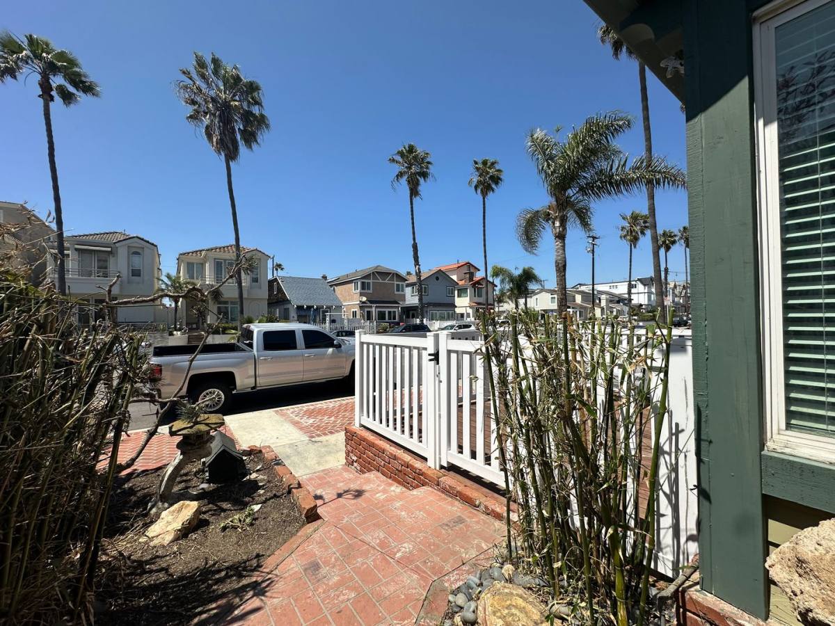 House for rent at 220 21st St, Huntington Beach, CA 92648