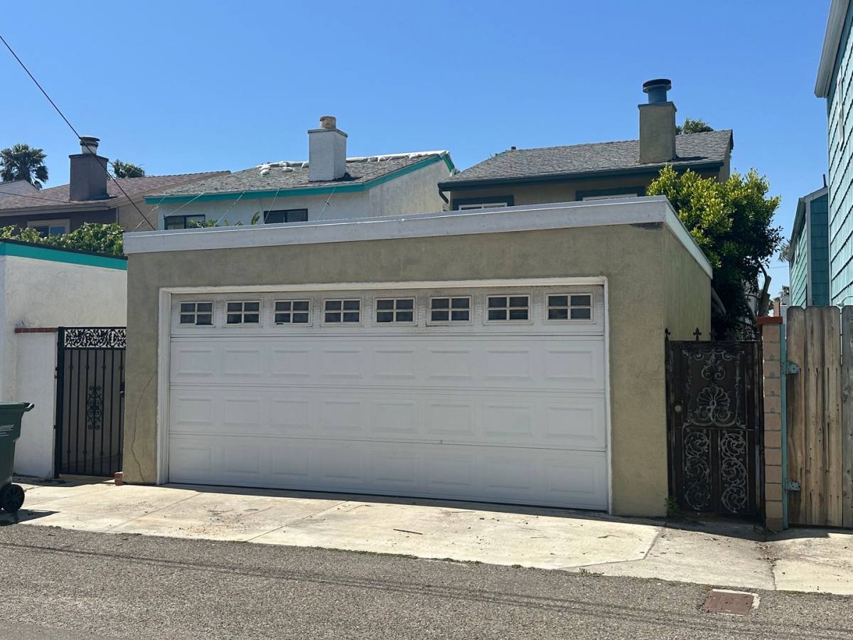 House for rent at 220 21st St, Huntington Beach, CA 92648