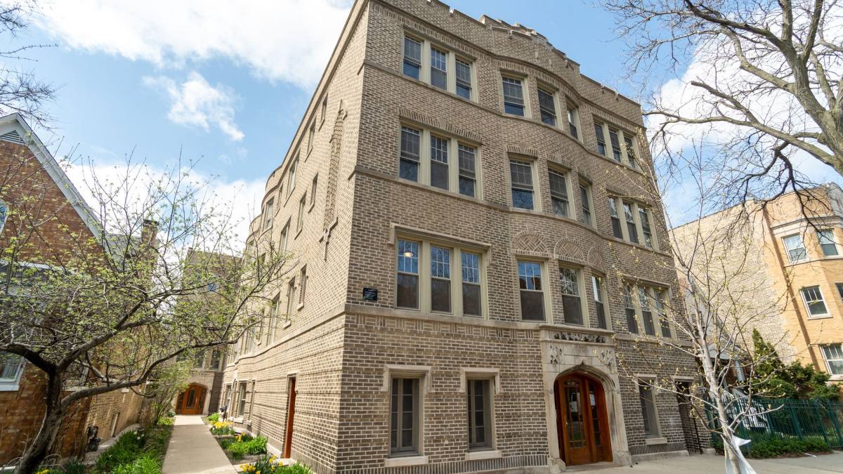 Apartment for rent at 6638 N Glenwood, Chicago, IL 60625