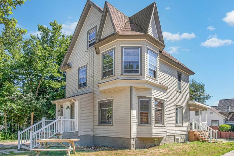 Apartment for rent at 221 S Pine St, Mount Pleasant, MI 48858