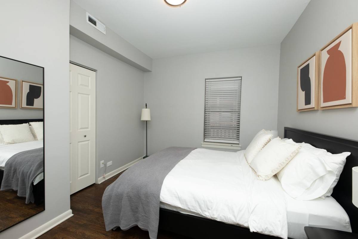 Apartment for rent at 835-1B W Barry Ave, Chicago, IL 60657