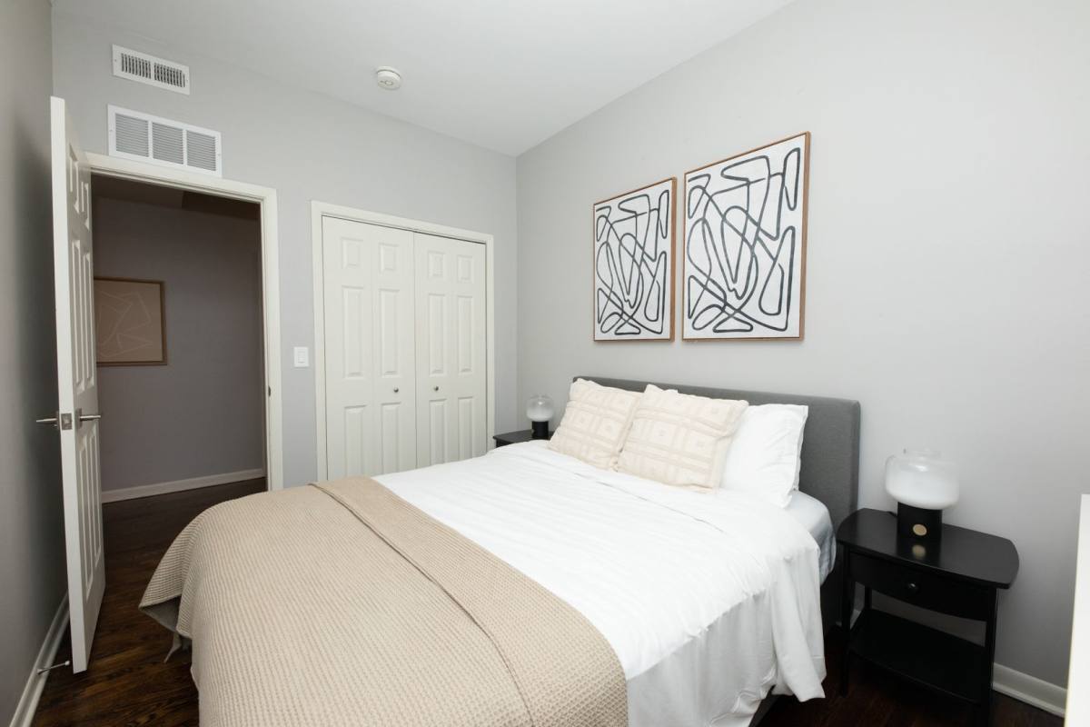 Apartment for rent at 835-1B W Barry Ave, Chicago, IL 60657