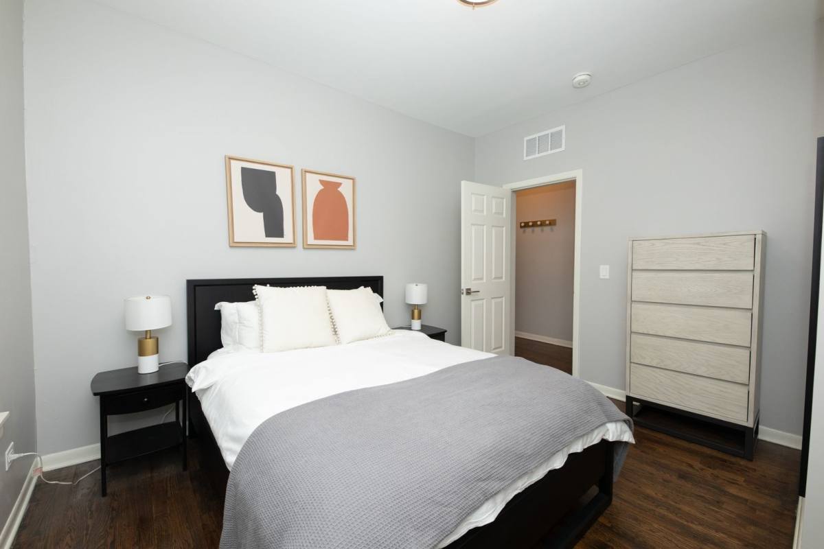 Apartment for rent at 835-1B W Barry Ave, Chicago, IL 60657
