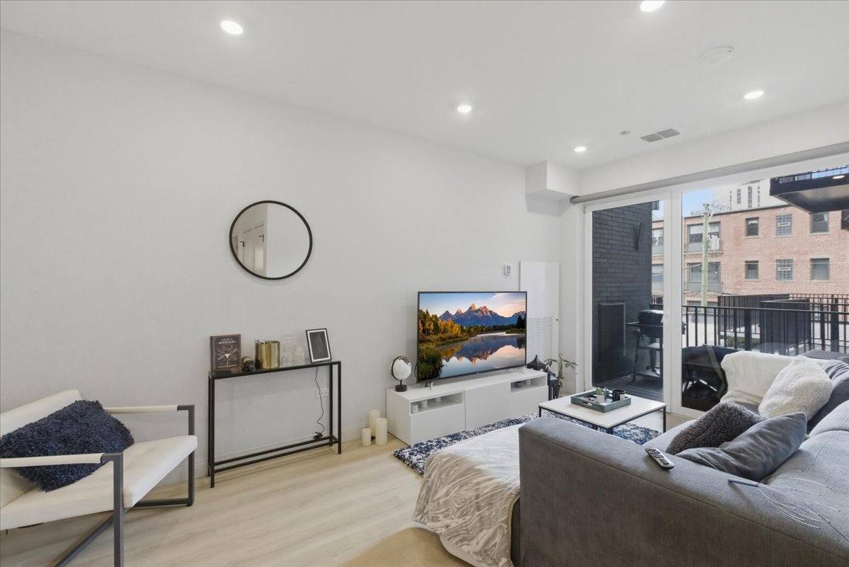 Apartment for rent at 948 W Sunnyside #215, Chicago, IL 60640