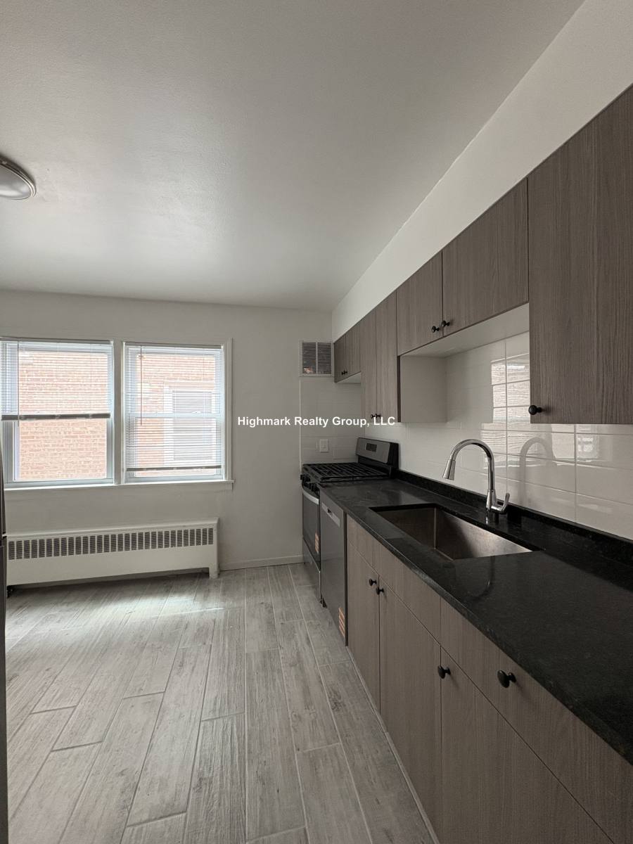 Apartment for rent at 6715 N California Ave #4W, Chicago, IL 60645