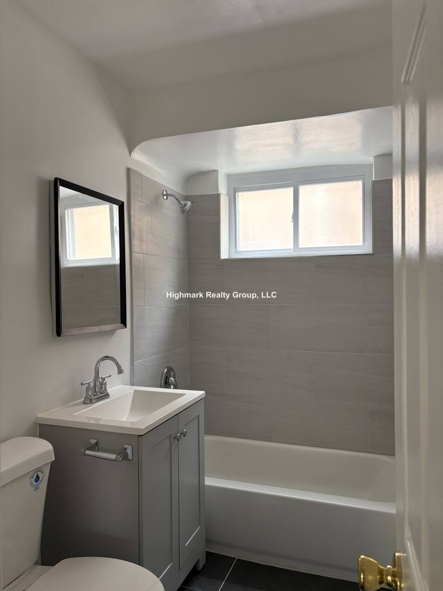 Apartment for rent at 6715 N California Ave #4W, Chicago, IL 60645