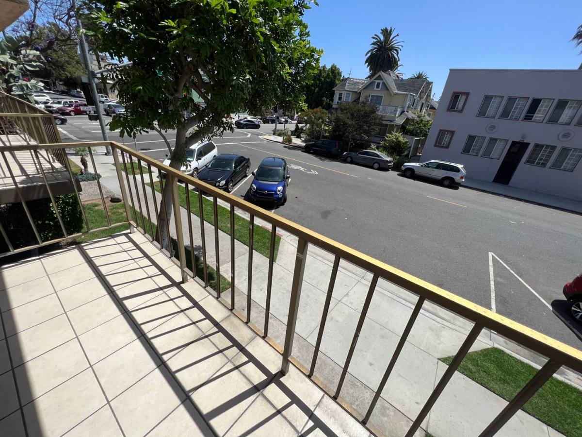 Apartment for rent at 545 Chestnut Ave, Long Beach, CA 90802