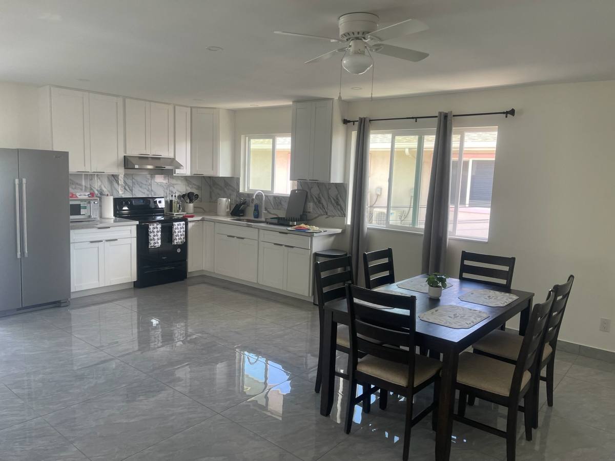Apartment for rent at 918 8th Ave, Honolulu, HI 96816