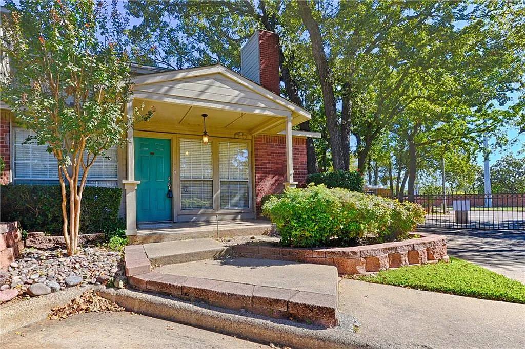 Townhouse for rent at 1473 Meadowood Village Dr, Fort Worth, TX 76120