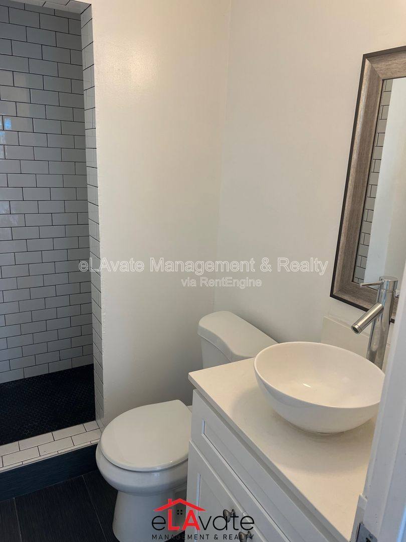 Apartment for rent at 7006 Lanewood Ave #9, Los Angeles, CA 90028
