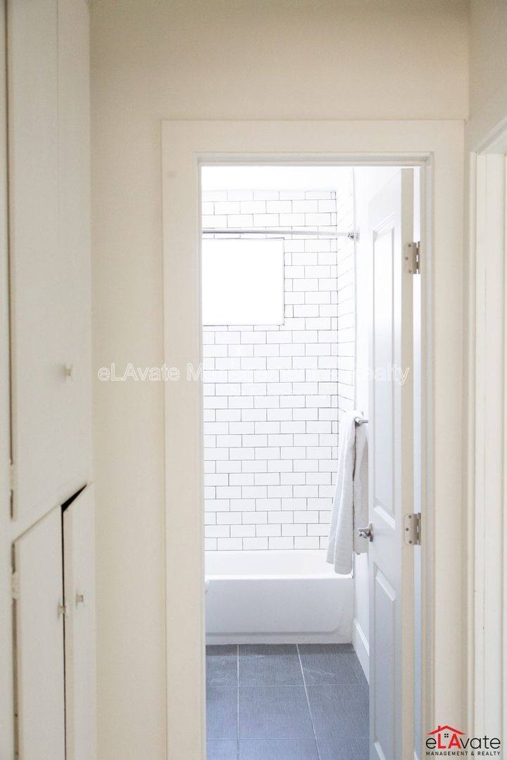 Apartment for rent at 7006 Lanewood Ave #7, Los Angeles, CA 90028