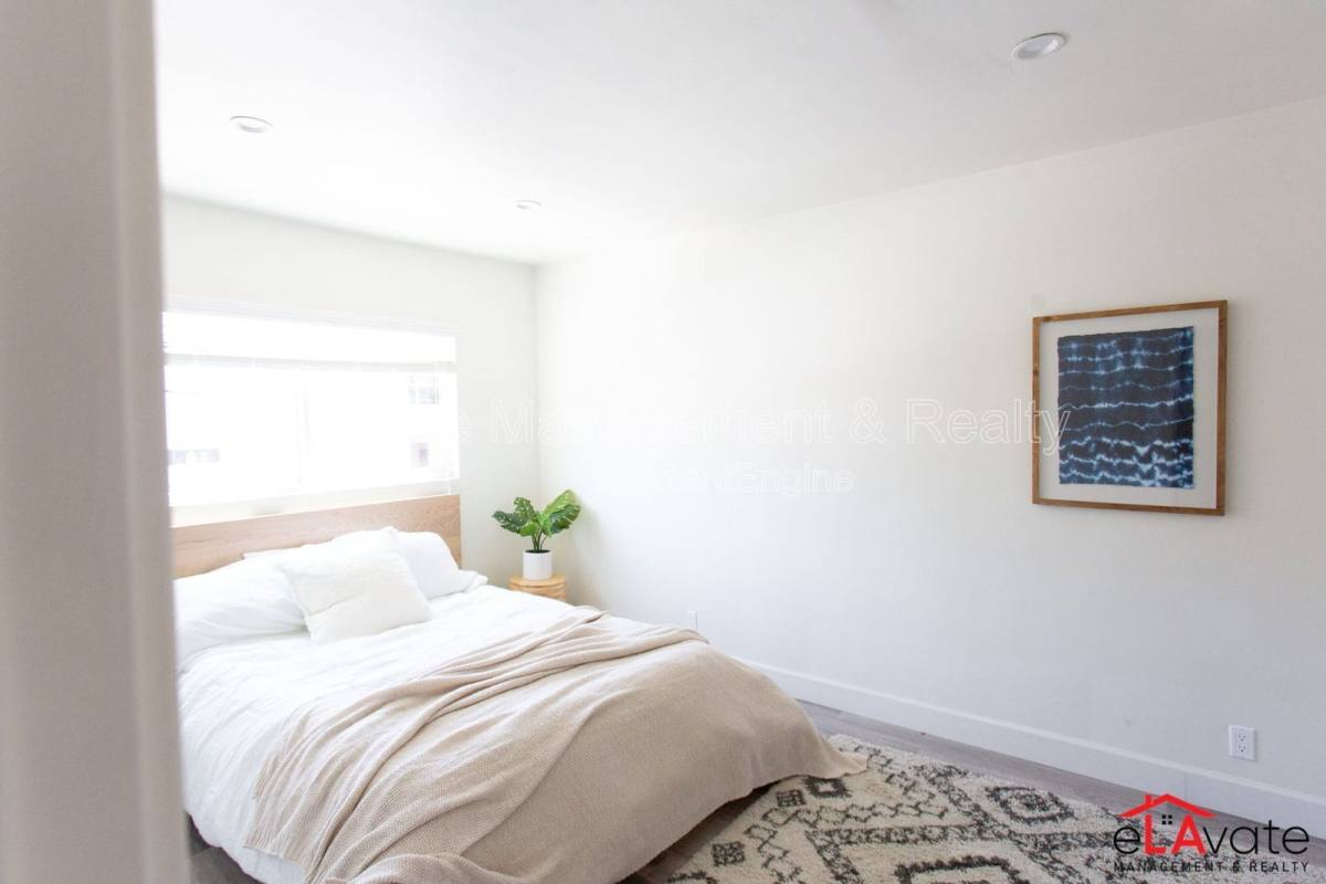 Apartment for rent at 7006 Lanewood Ave #7, Los Angeles, CA 90028