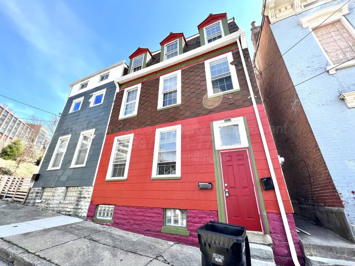 Apartment for rent at 2212 Calumet St #2, Cincinnati, OH 45219