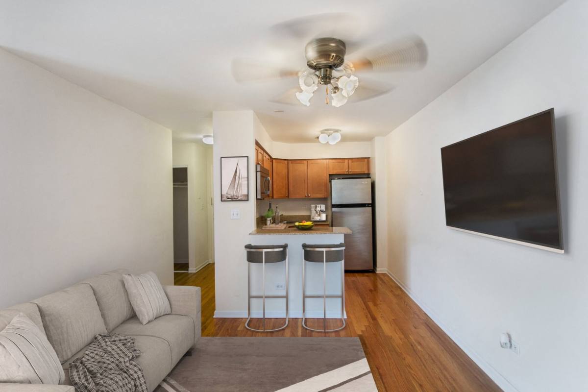 Apartment for rent at 525 W Oakdale Ave #418, Chicago, IL 60657