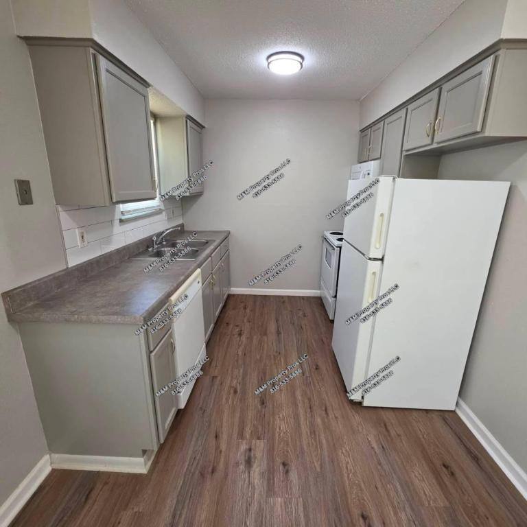 House for rent at 408 NE Westwind Dr, Lees Summit, MO 64086
