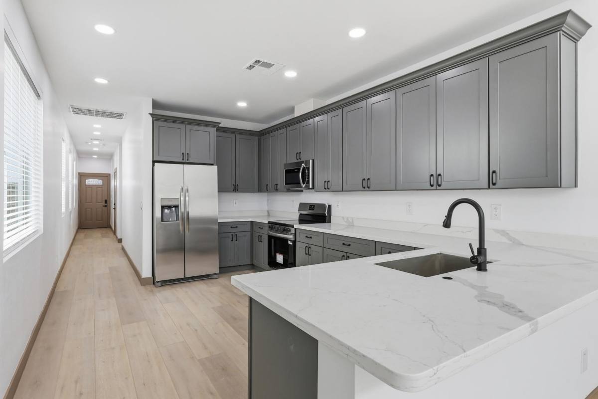 Townhouse for rent at 2809 E Trumbull Rd #1, Phoenix, AZ 85040