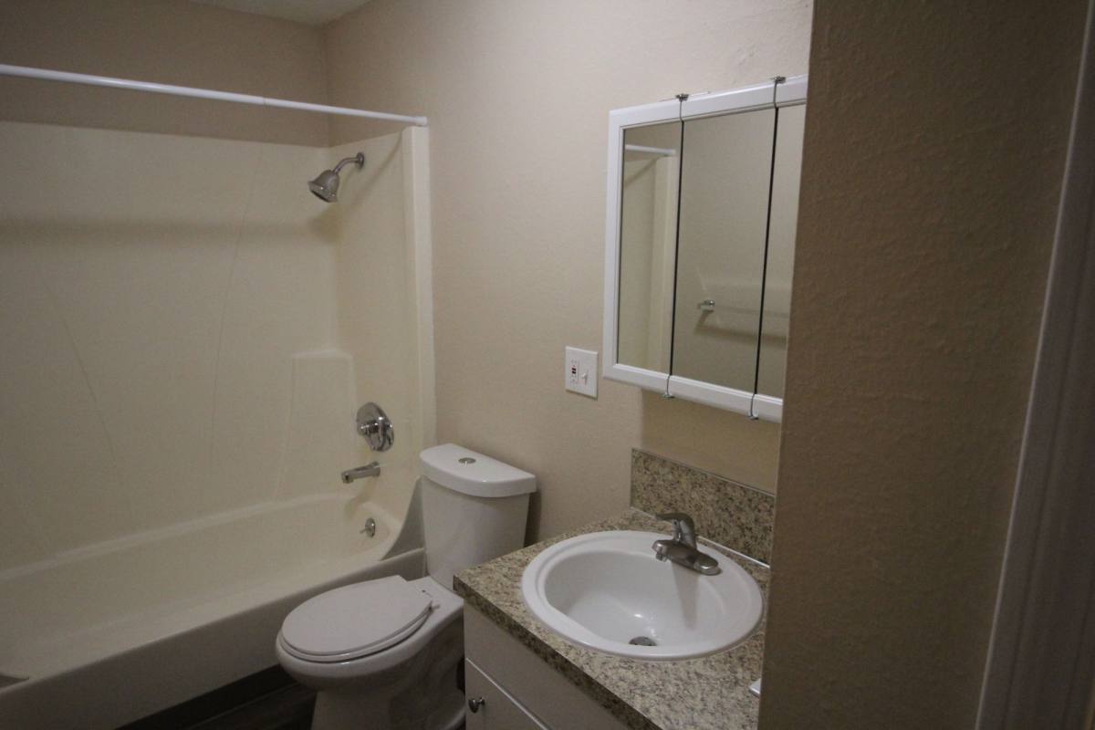Apartment for rent at Regency Terrace, 414 E 9th St, Newberg, OR 97132