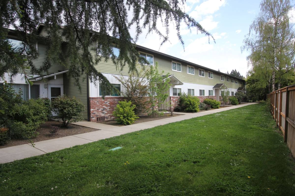 Apartment for rent at Regency Terrace, 414 E 9th St, Newberg, OR 97132