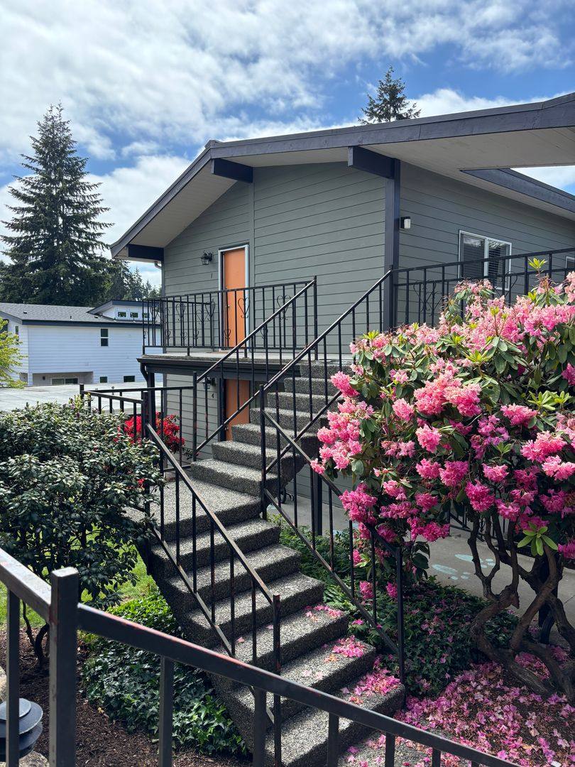 Apartment for rent at 15424 9th Ave SW, Seattle, WA 98166