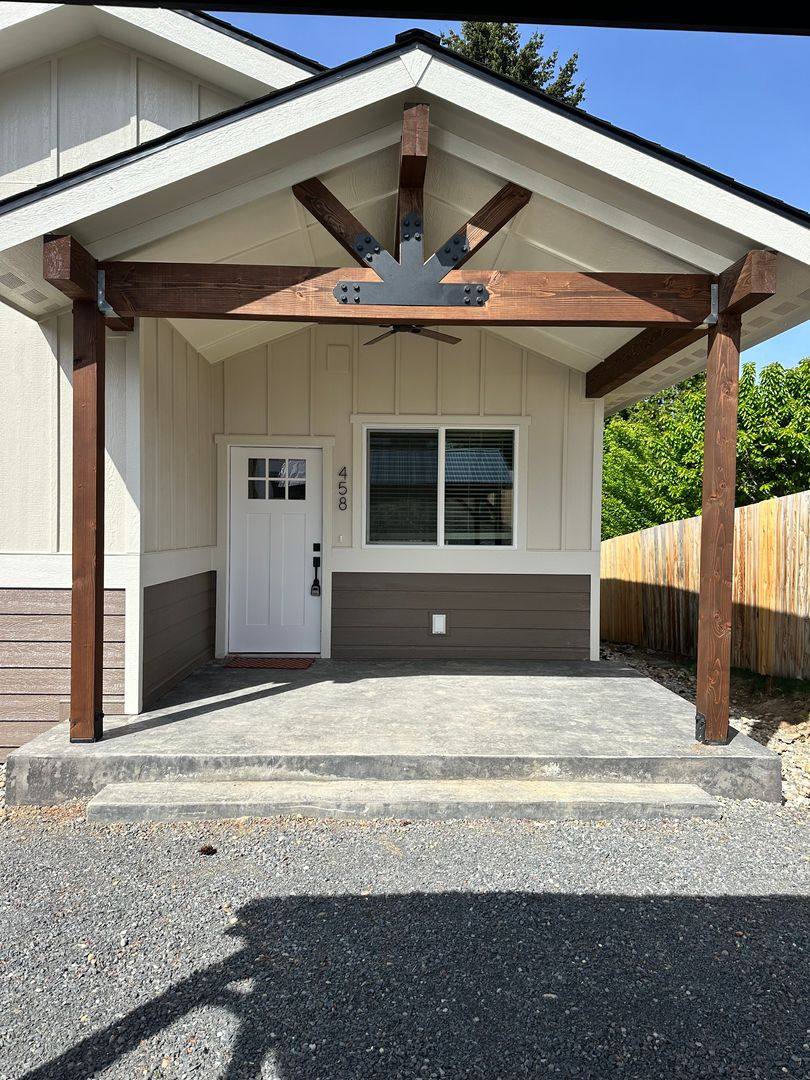 Apartment for rent at 460 N James Ave, East Wenatchee, WA 98802