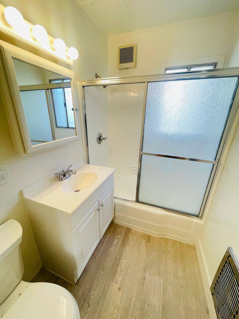 Apartment for rent at 821 N Las Palmas Ave, Los Angeles, CA 90038