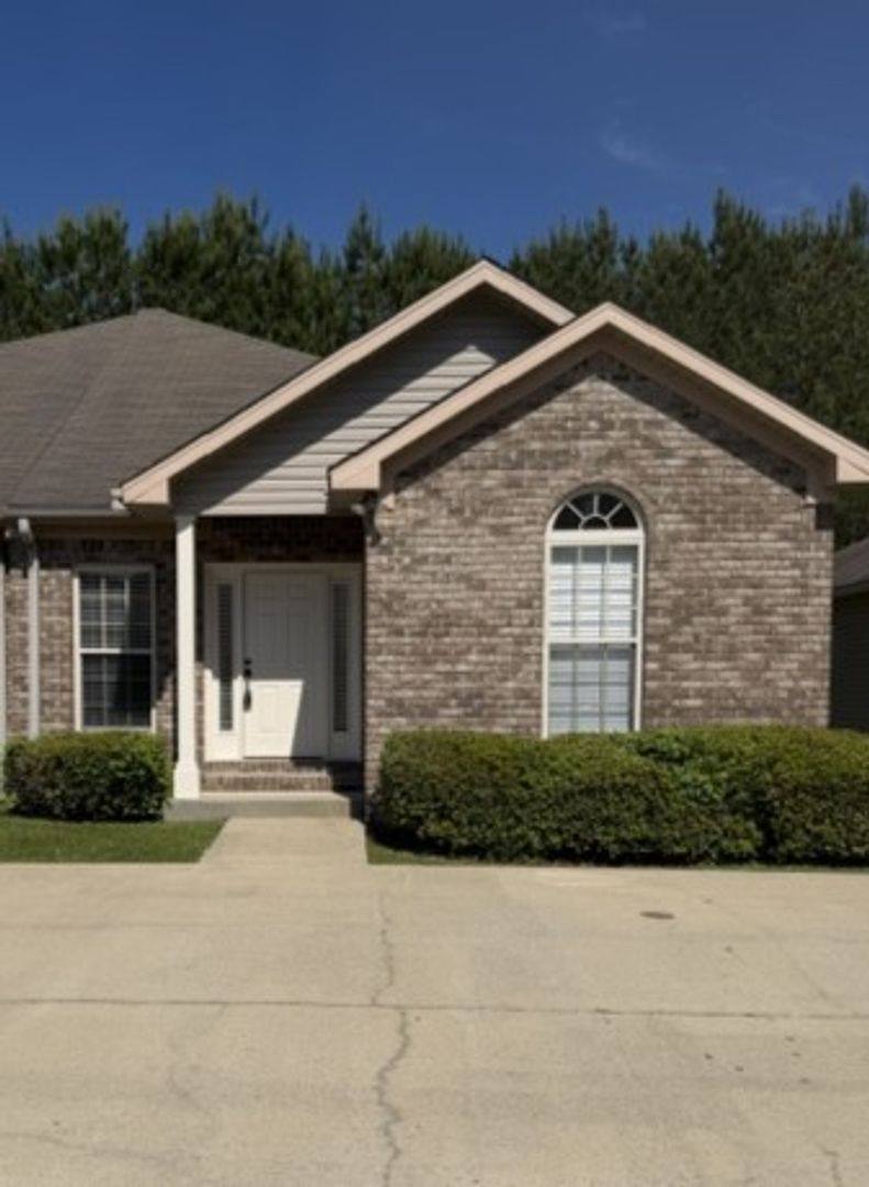 Townhouse for rent at 6717 Covington Villas Lane, Tuscaloosa, AL 35405