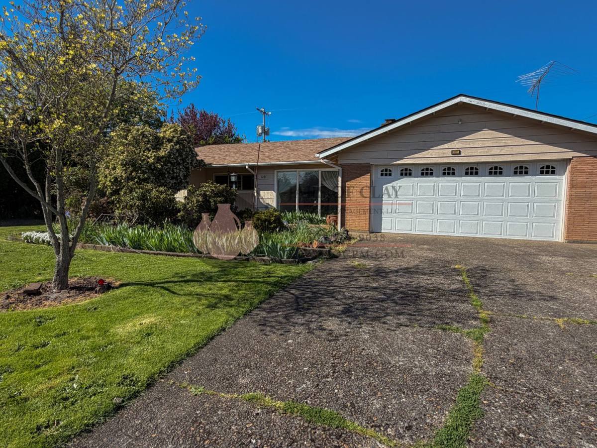 House for rent at 3231 Alberta Ave NE, Salem, OR 97301