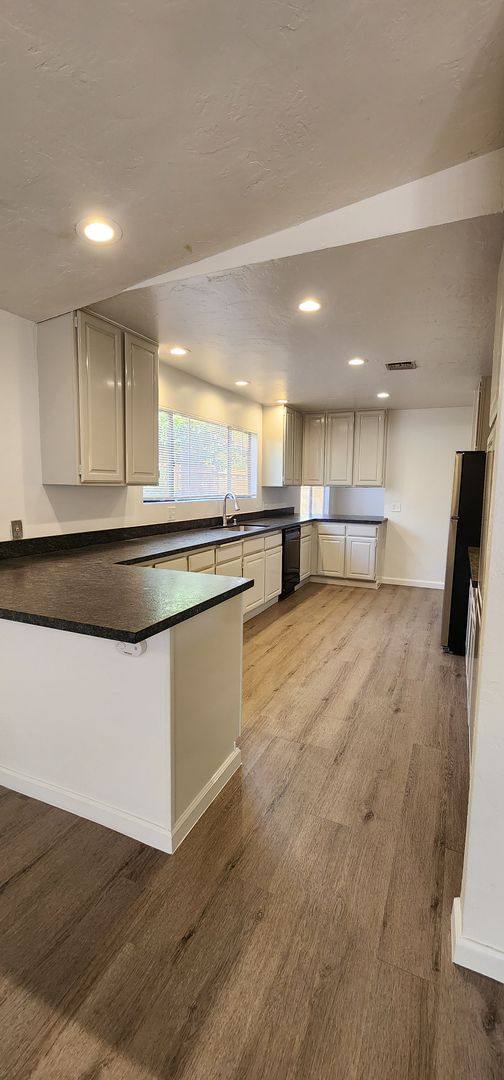 Apartment for rent at 664-664 1 2 I Ave, Coronado, CA 92118