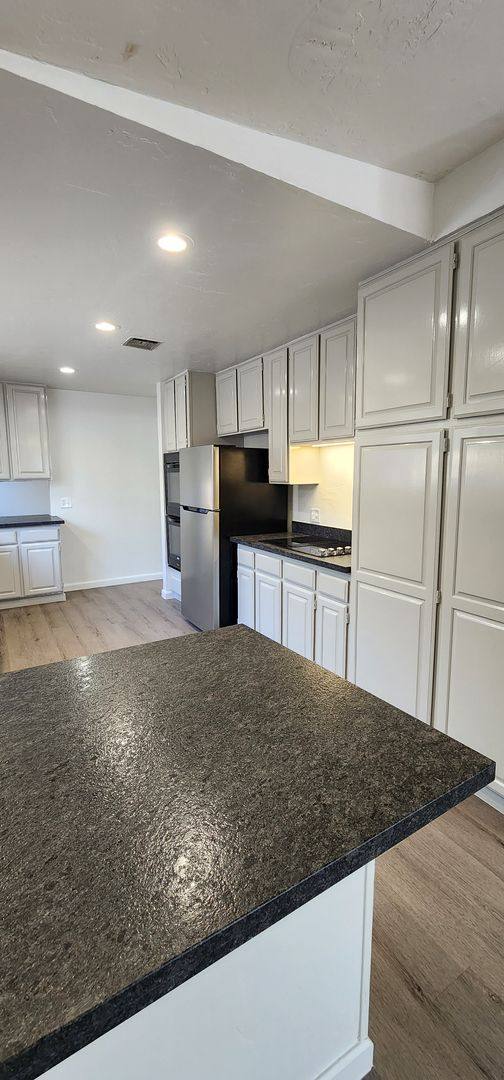 Apartment for rent at 664-664 1 2 I Ave, Coronado, CA 92118